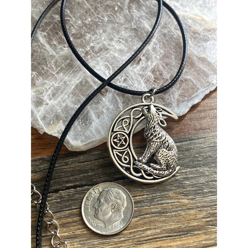 New Silver Pewter Celtic Knot Wolf Howling Celtic Knot Moon Pendant Necklace